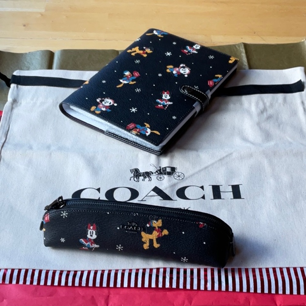 🎁 DISNEY X COACH NOTEBOOK & PENCIL CASE & DUSTCOVER WITH HOLIDAY PRINT 🎁 - Picture 15 of 16